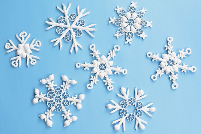 Снежинки из макарон —  оригинальное украшение на новогоднюю елку (+бонус-видео) 1