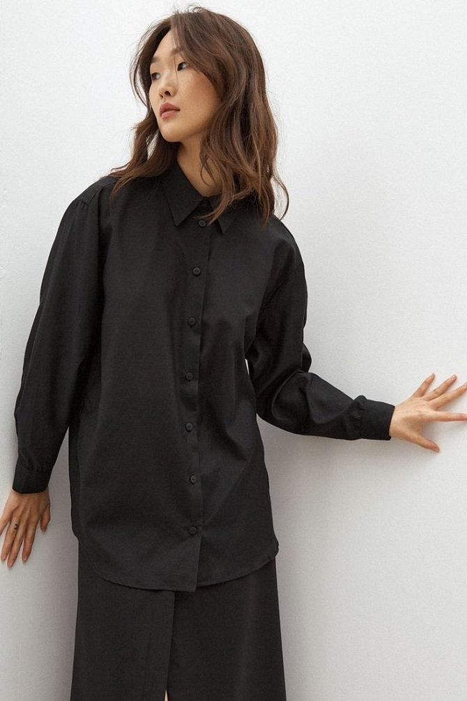 Black oversized shirt: how and what to wear with it 1