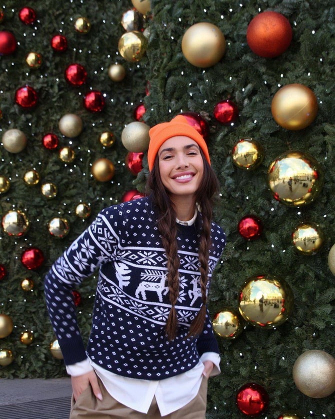 Wie man einen Weihnachtspullover trägt, um in Winteroutfits stilvoll auszusehen 8