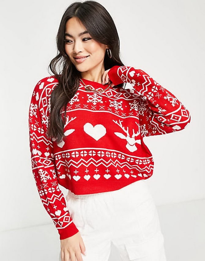 Wie man einen Weihnachtspullover trägt, um in Winteroutfits stilvoll auszusehen 23