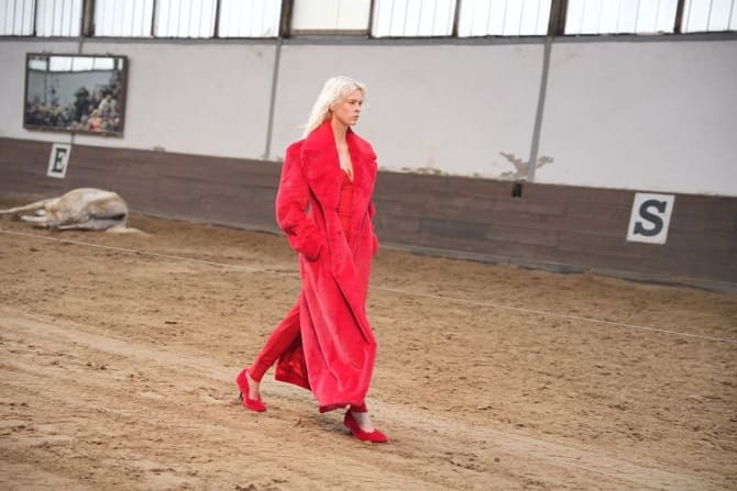 Red shoes: a fashion hit of the new season 12