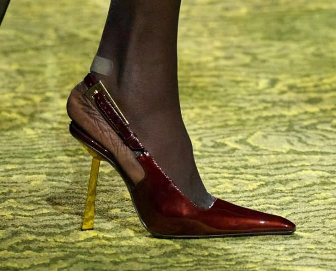 Red shoes: a fashion hit of the new season 13
