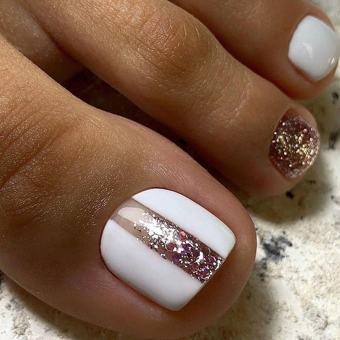 Pedicure with stripes: stylish nail design options 12