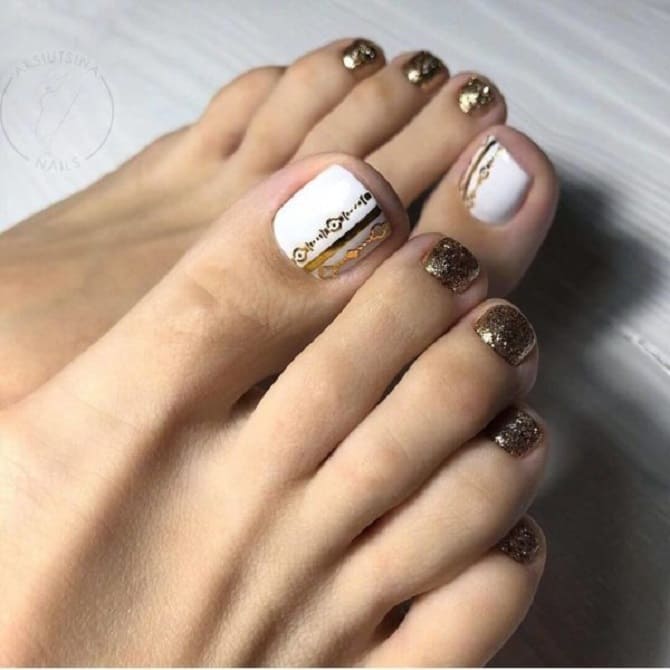 Pedicure with stripes: stylish nail design options 13