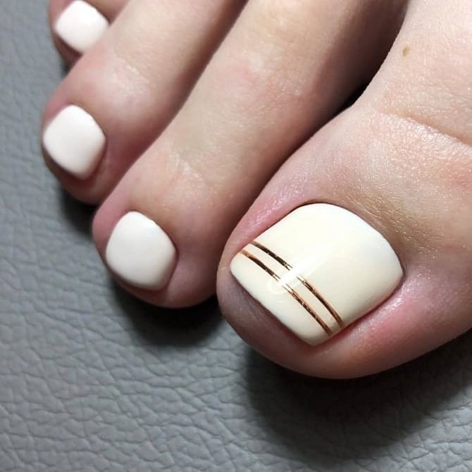 Pedicure with stripes: stylish nail design options 7