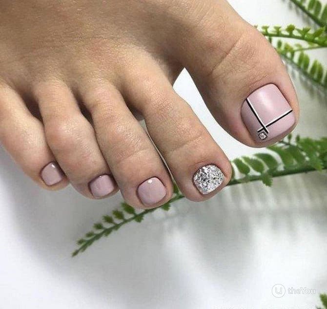 Pedicure with stripes: stylish nail design options 10