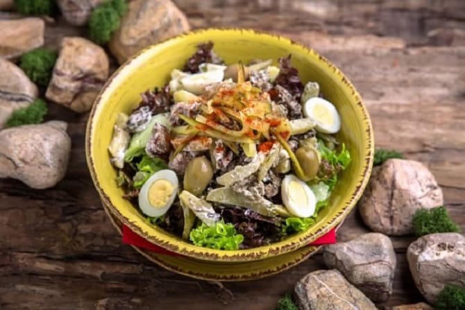 5 best salads with mushrooms for New Year 2024: delicious recipes 4