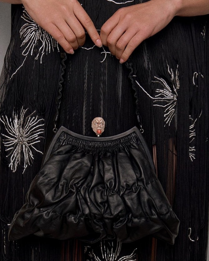 Die ungewöhnlichsten Taschen präsentiert auf der Fashion Week Frühjahr-Sommer 2024 3