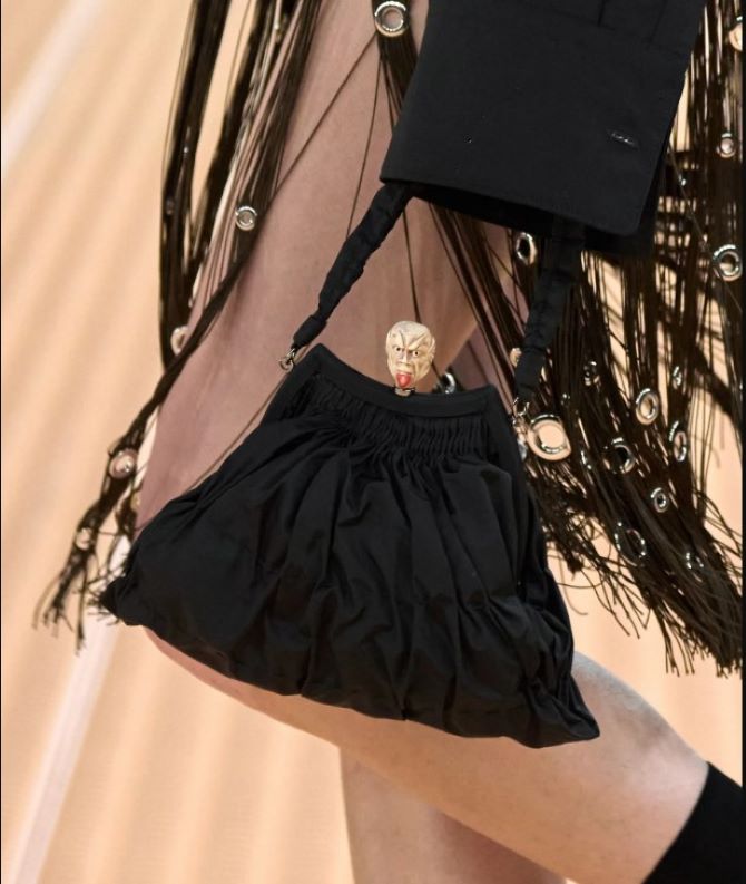 Die ungewöhnlichsten Taschen präsentiert auf der Fashion Week Frühjahr-Sommer 2024 4