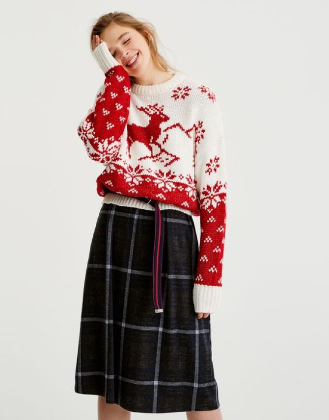 Как носить новогодний свитер, чтобы выглядеть стильно в зимних образах 12