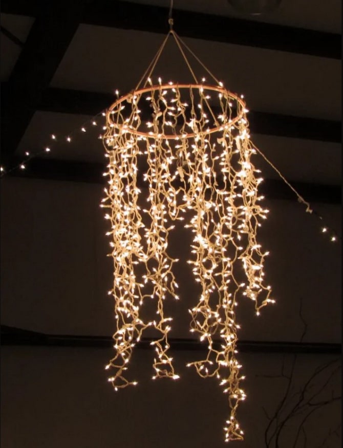 Праздничное волшебство: 10 способов украсить дом новогодними гирляндами 17
