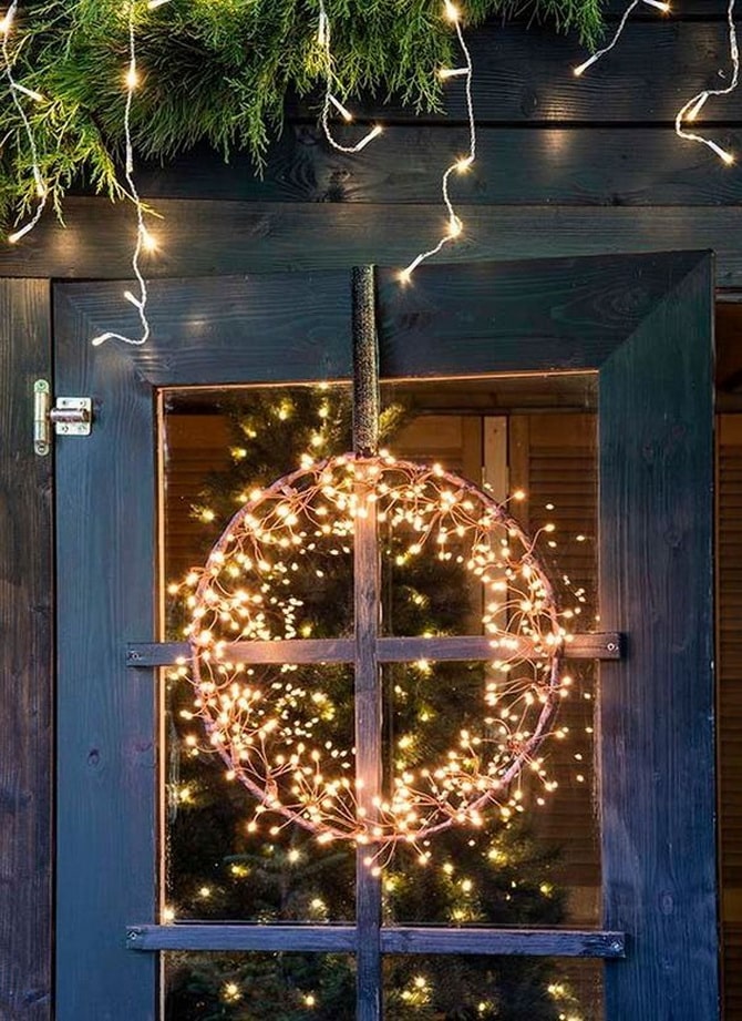 Праздничное волшебство: 10 способов украсить дом новогодними гирляндами 19