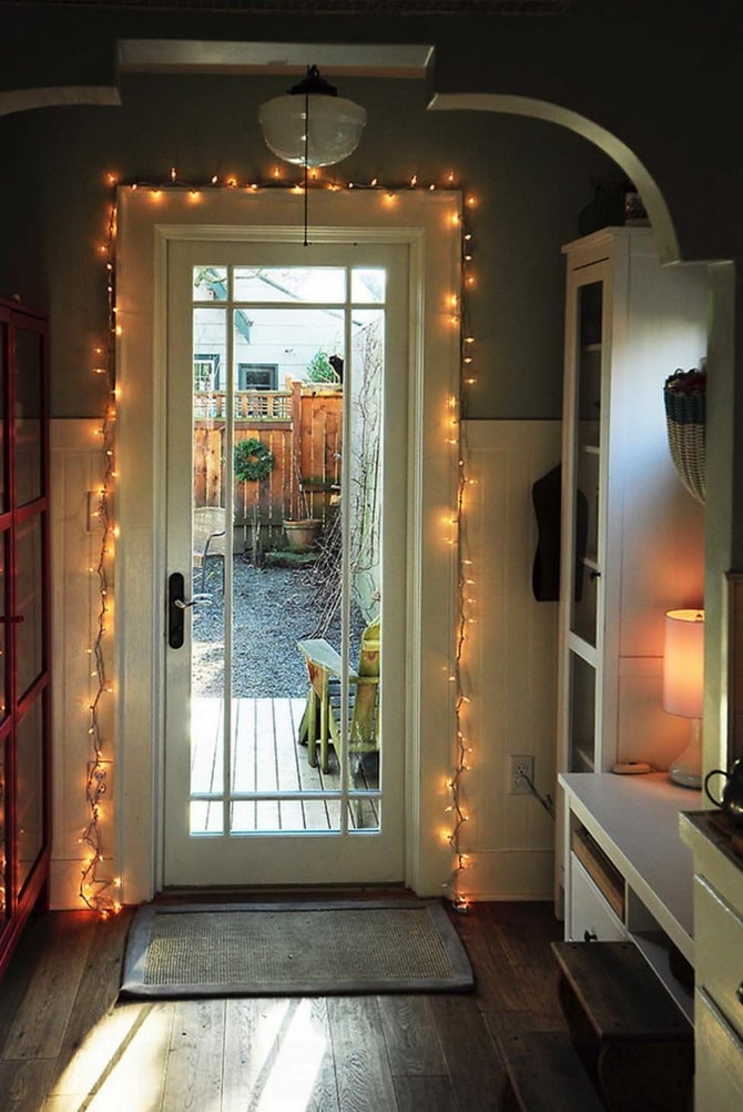 Праздничное волшебство: 10 способов украсить дом новогодними гирляндами 9