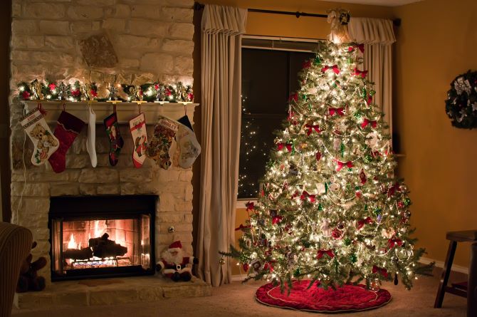 Праздничное волшебство: 10 способов украсить дом новогодними гирляндами 11