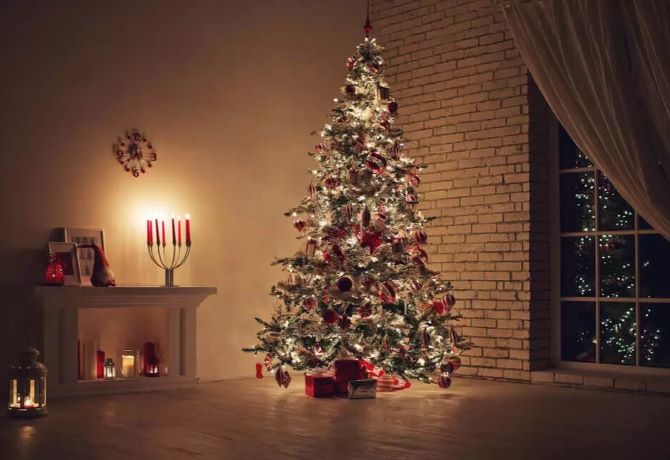 Праздничное волшебство: 10 способов украсить дом новогодними гирляндами 13