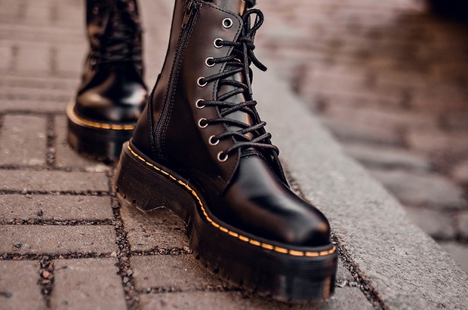 Patent leather boots: fashionable footwear for 2024 3