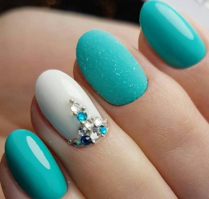 Fashionable turquoise manicure: stylish ideas with photos 12