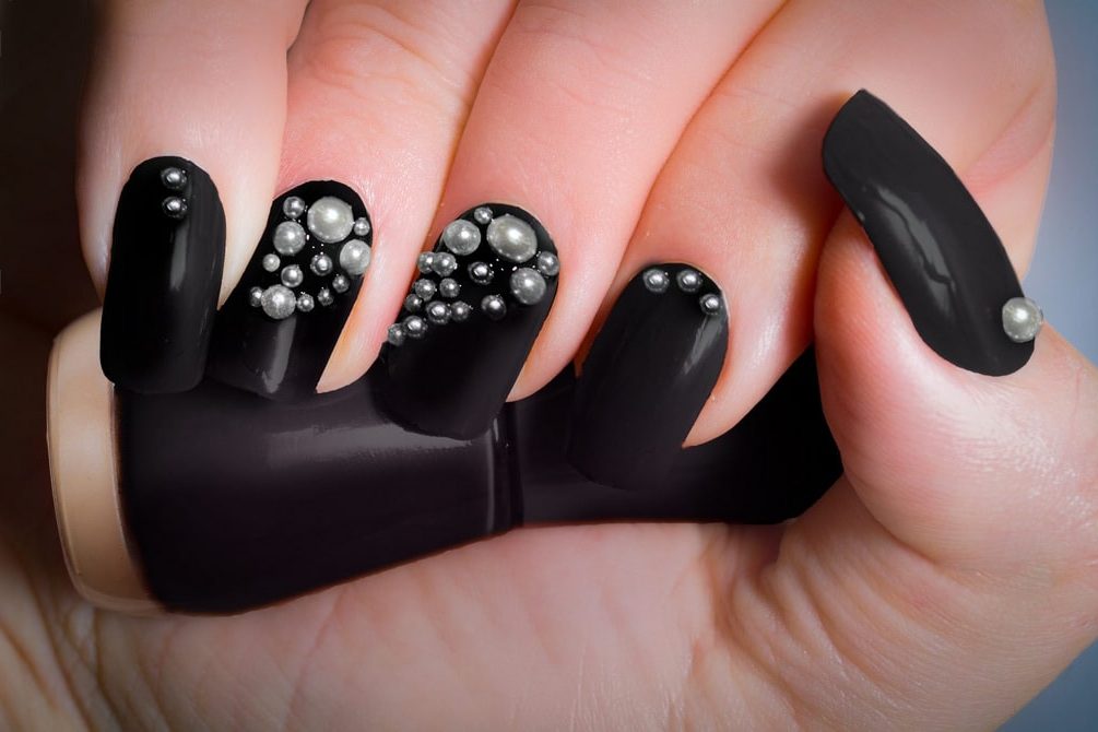 New Year’s manicure 2024 in black: stylish options for the holidays 31