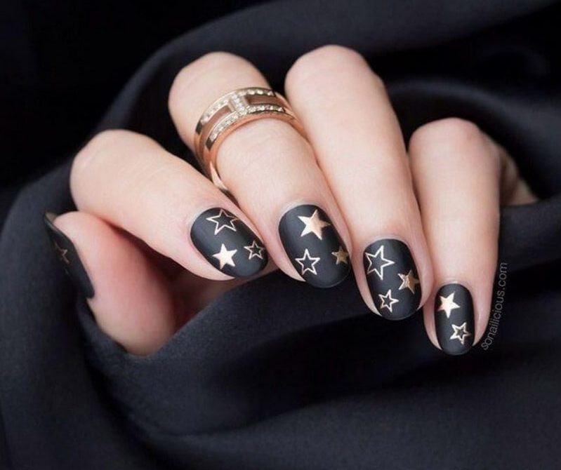 New Year’s manicure 2024 in black: stylish options for the holidays 11