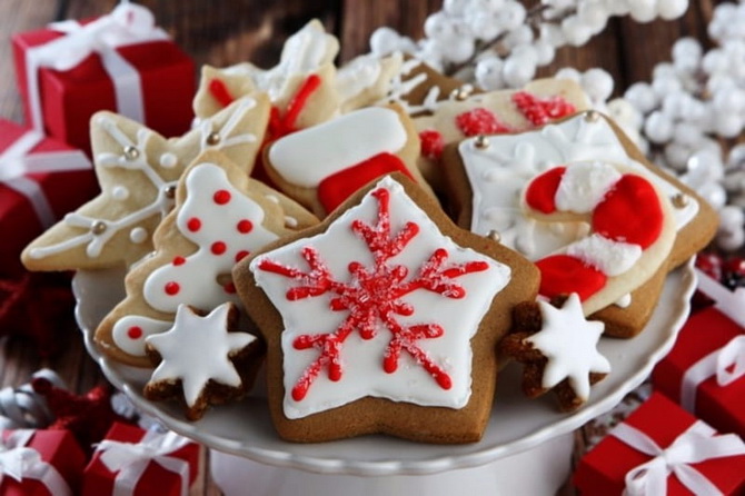 How to beautifully paint gingerbread cookies for New Year and Christmas 4