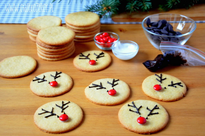 How to beautifully paint gingerbread cookies for New Year and Christmas 9