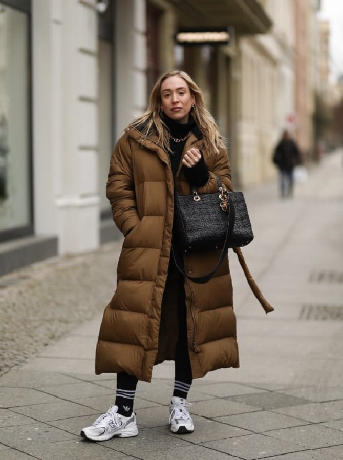 What shoes to wear with a long down jacket: fashion tips 8