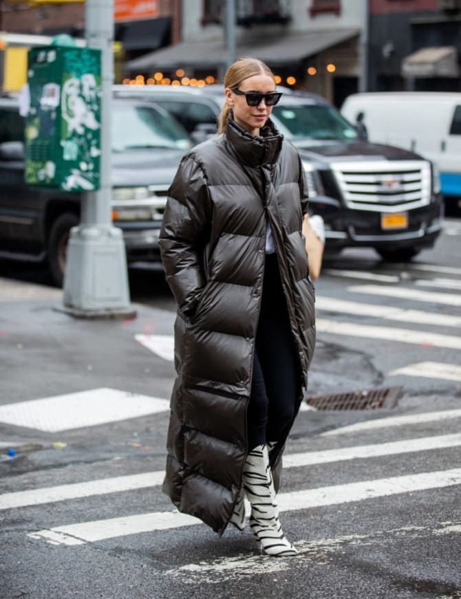 What shoes to wear with a long down jacket: fashion tips 10