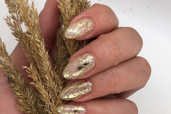 Golden manicure 2024: fashion ideas with photos 7