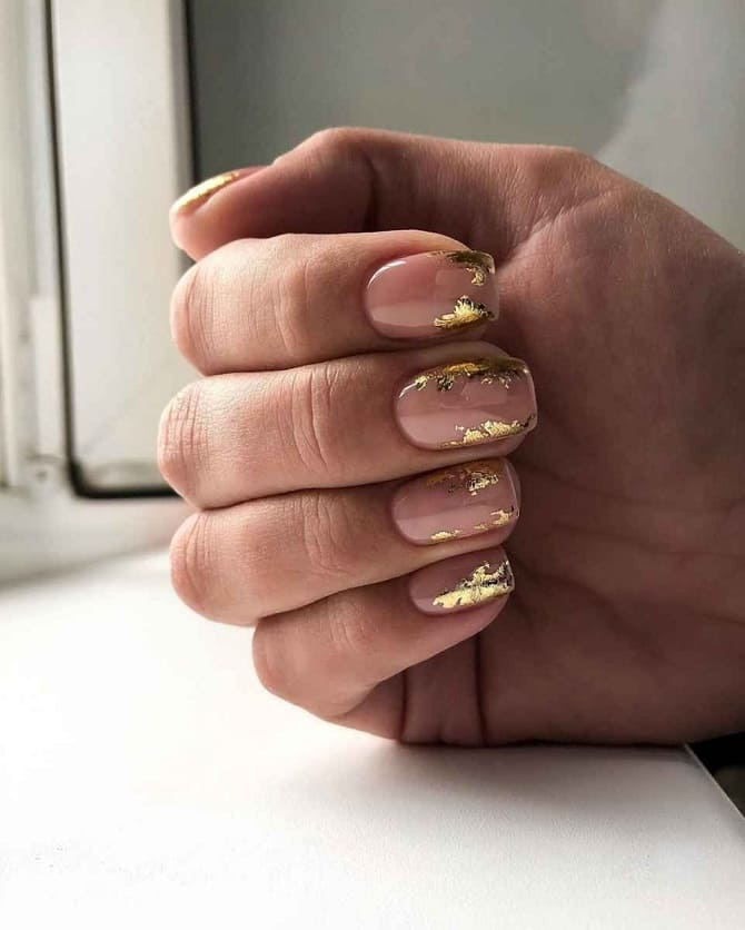 Golden manicure 2024: fashion ideas with photos 9