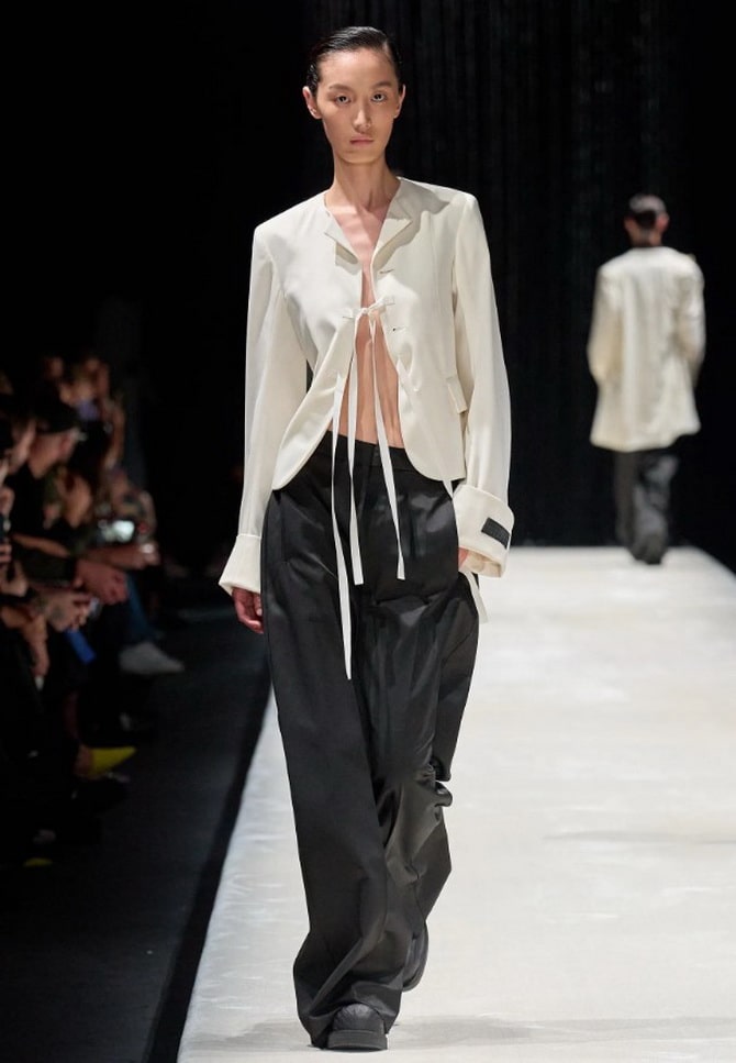 8 модных брюк сезона весна-лето 2024: с модных подиумов в гардероб 14