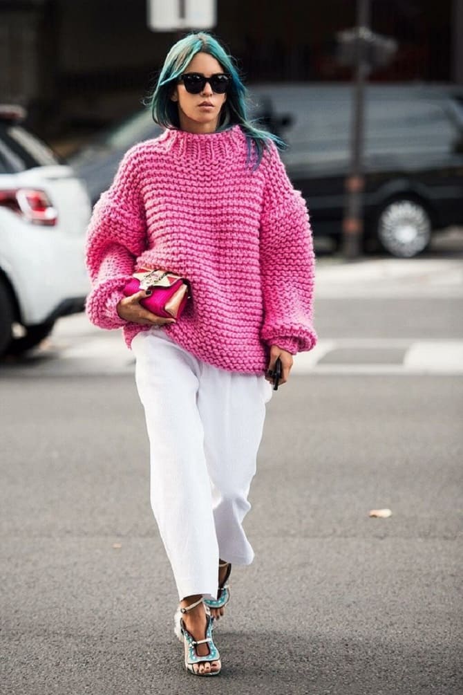 Was man 2024 zu einem übergroßen Pullover trägt: 5 lustige Looks 3