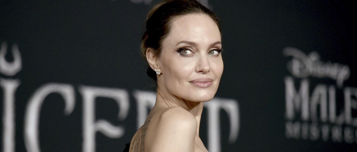 Анджелина Джоли призналась, как после двойной мастэктомии решилась сняться голой