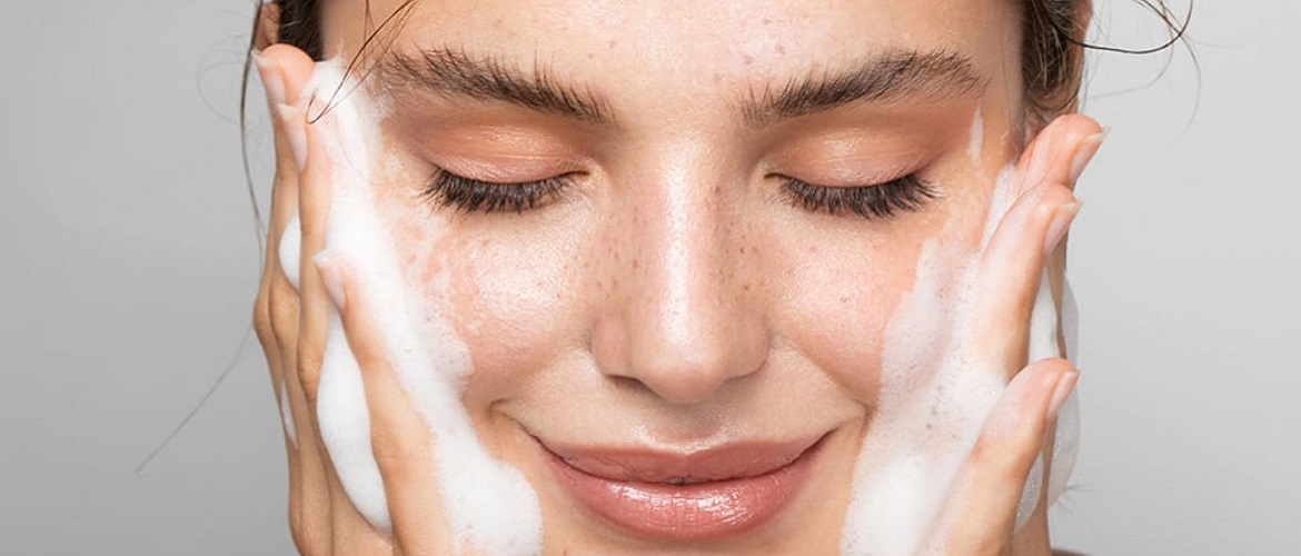 Очищение вечером vs. утром: Как правильно ухаживать за кожей лица в разное время суток