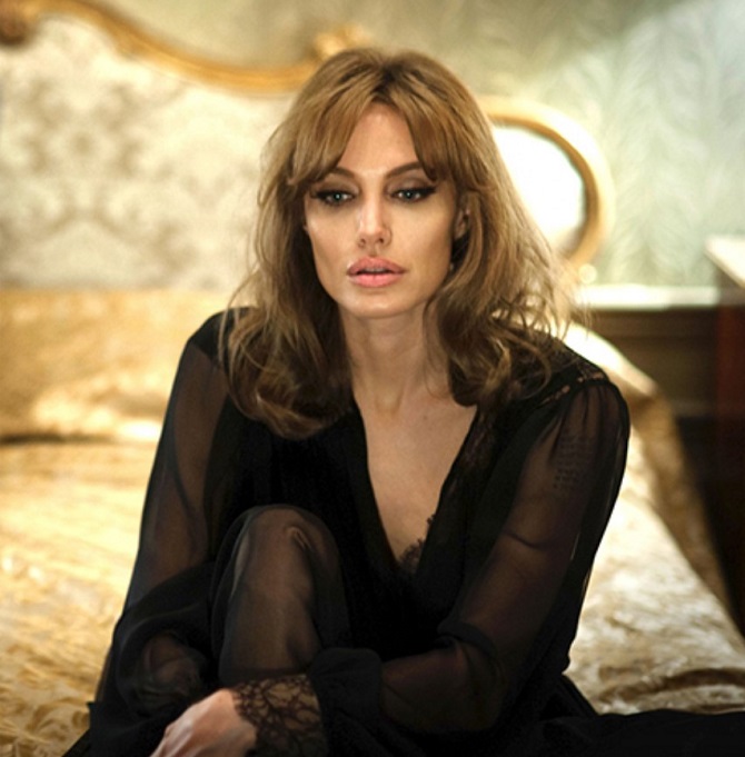 Angelina Jolie gab zu, dass sie sich nach einer Doppelmastektomie dazu entschlossen hatte, nackt zu posieren 2