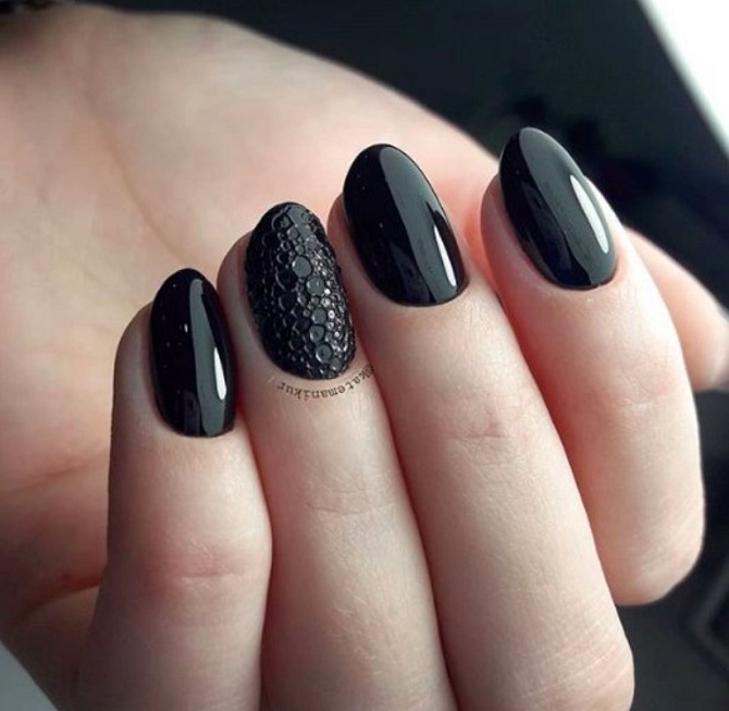 Black manicure is a fashion trend for the spring season 2024 2