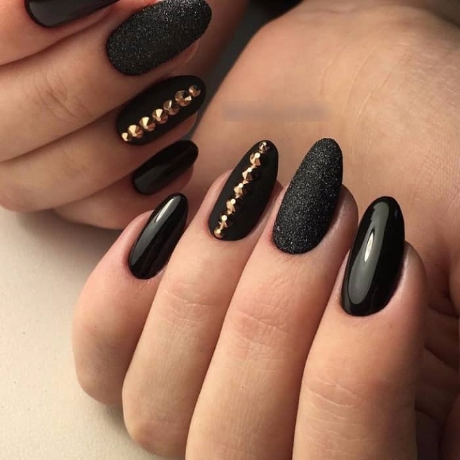 Black manicure is a fashion trend for the spring season 2024 12
