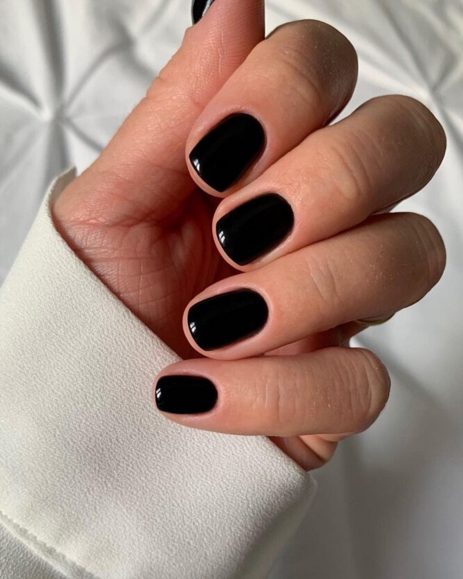 Black manicure is a fashion trend for the spring season 2024 3