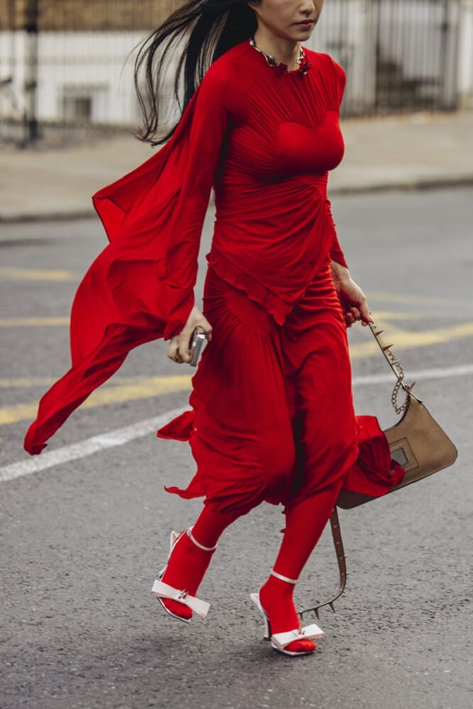 С чем носить красные колготки этой весной: модные образы 6