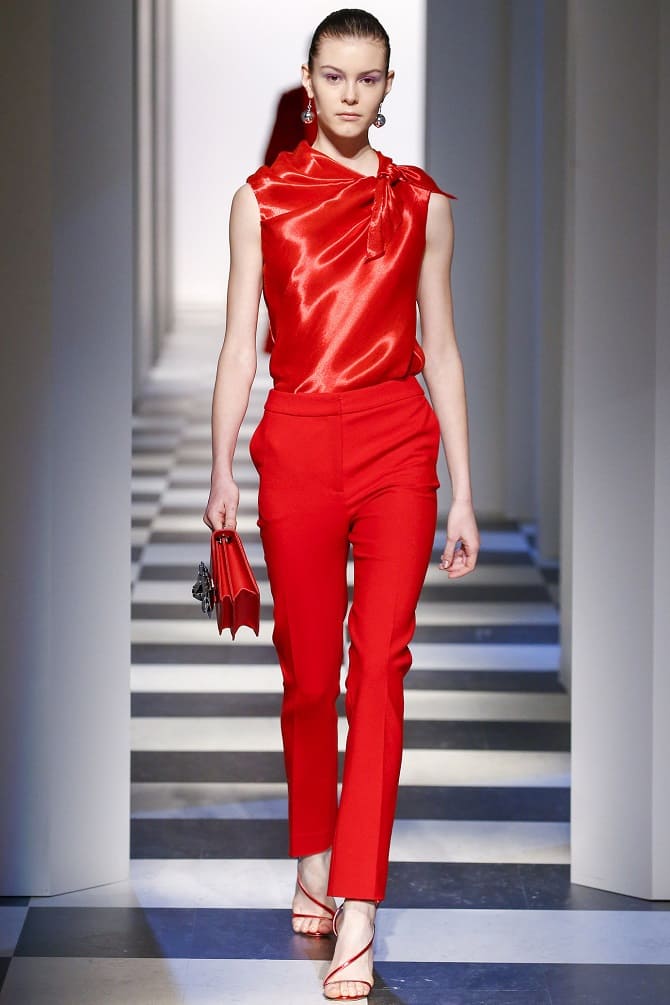 С чем носить красную блузку этой весной, чтобы создать стильный образ 12