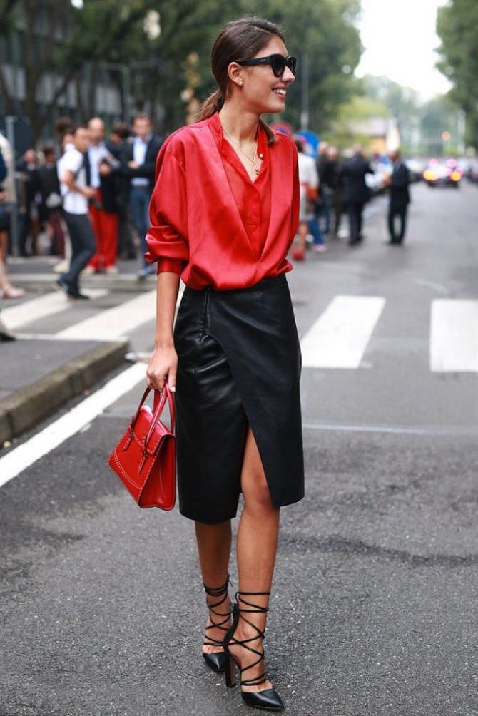 Was Sie diesen Frühling zu einer roten Bluse tragen sollten, um einen stilvollen Look zu kreieren 14