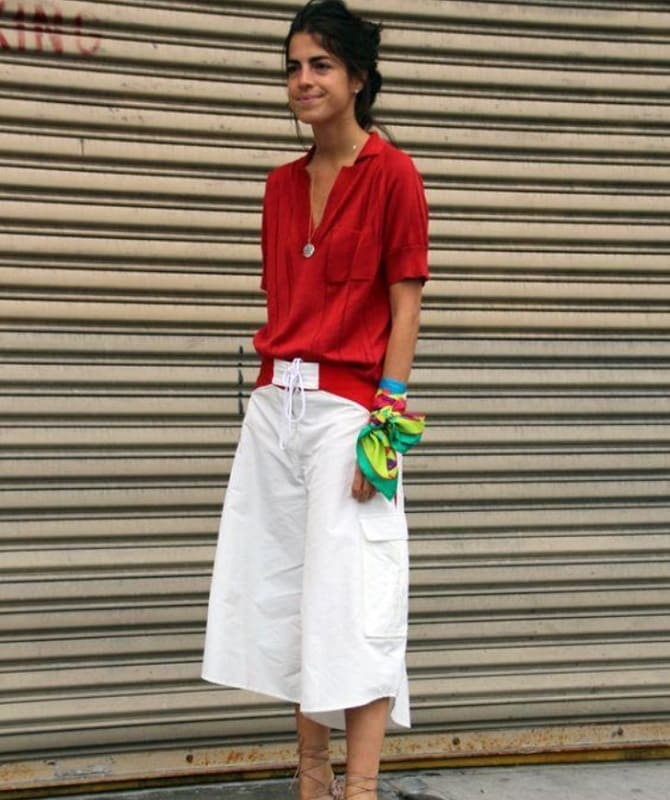 Was Sie diesen Frühling zu einer roten Bluse tragen sollten, um einen stilvollen Look zu kreieren 15