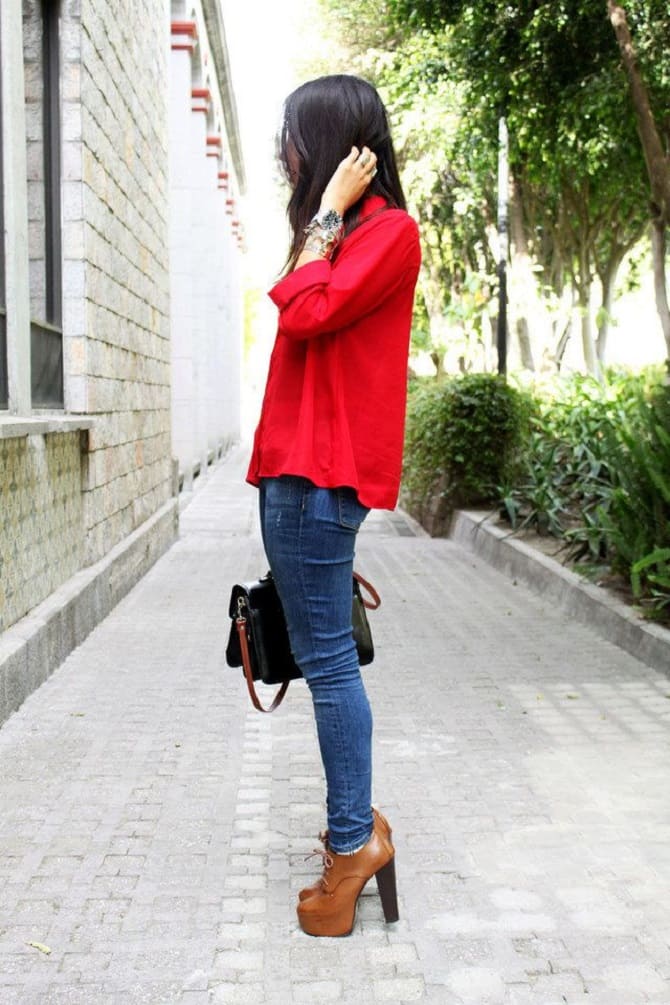 Was Sie diesen Frühling zu einer roten Bluse tragen sollten, um einen stilvollen Look zu kreieren 5