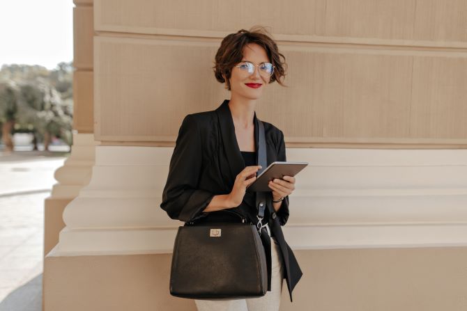 Style and functionality: how to choose a bag for a business look 3