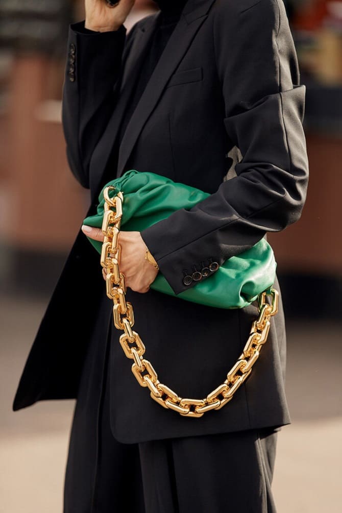 Bags with chains – a fashion trend for the spring 2024 season 2