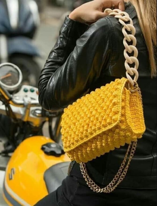 Bags with chains – a fashion trend for the spring 2024 season 13