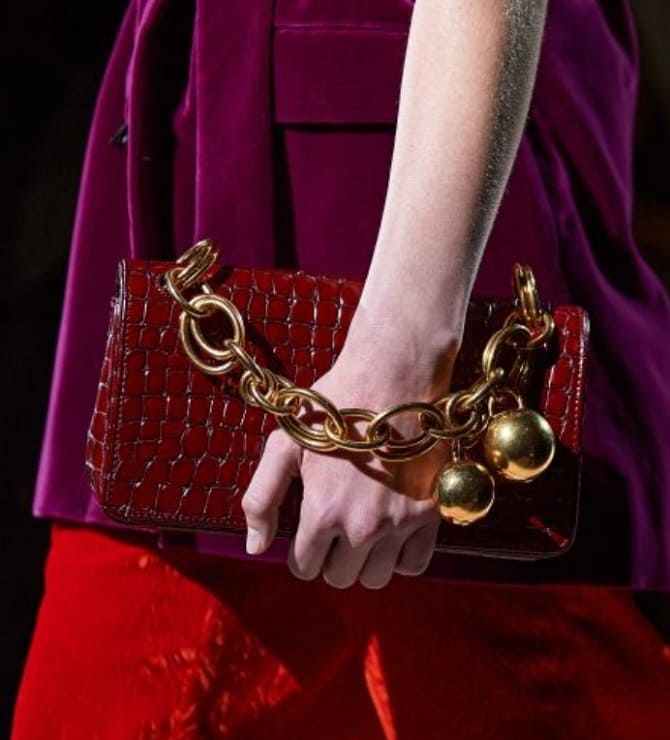 Bags with chains – a fashion trend for the spring 2024 season 15