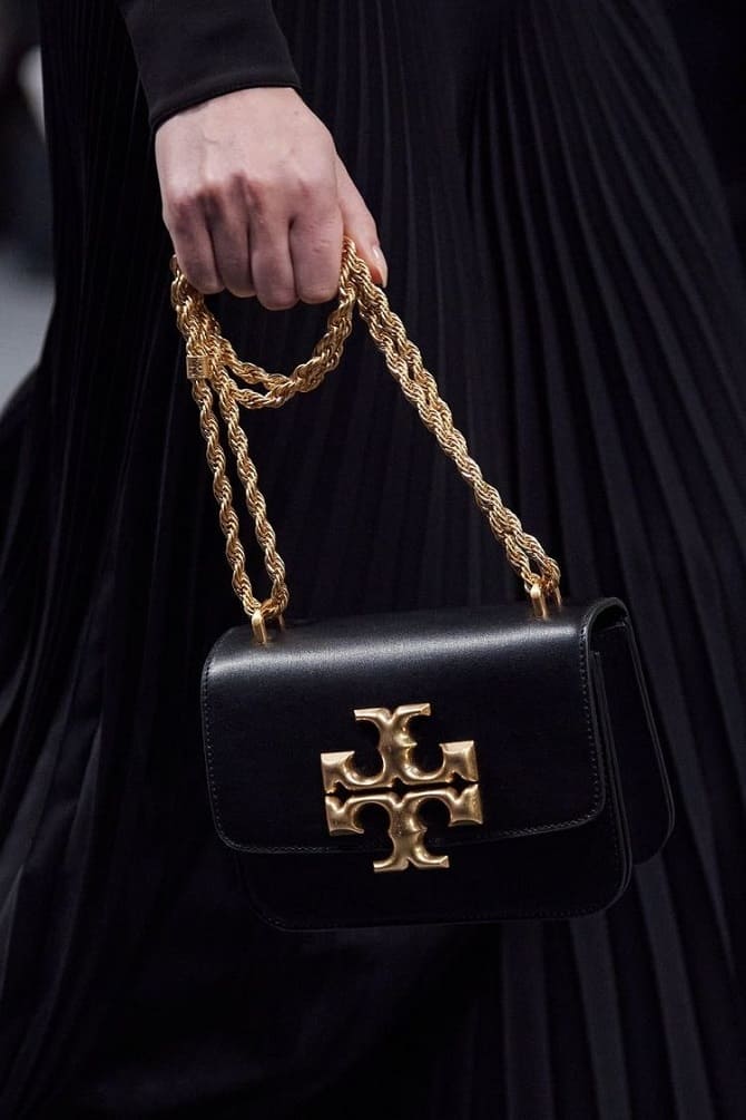 Bags with chains – a fashion trend for the spring 2024 season 3