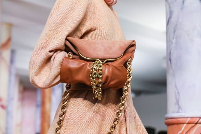 Bags with chains – a fashion trend for the spring 2024 season 4