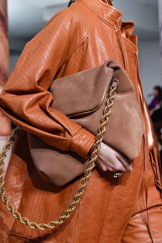 Taschen mit Ketten – ein Modetrend für die Frühjahrssaison 2024 5