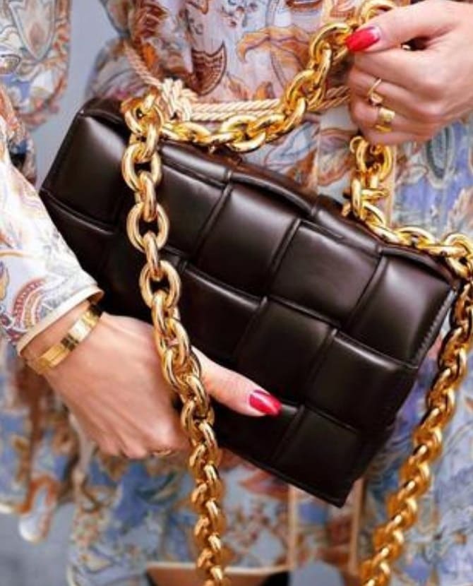 Bags with chains – a fashion trend for the spring 2024 season 9